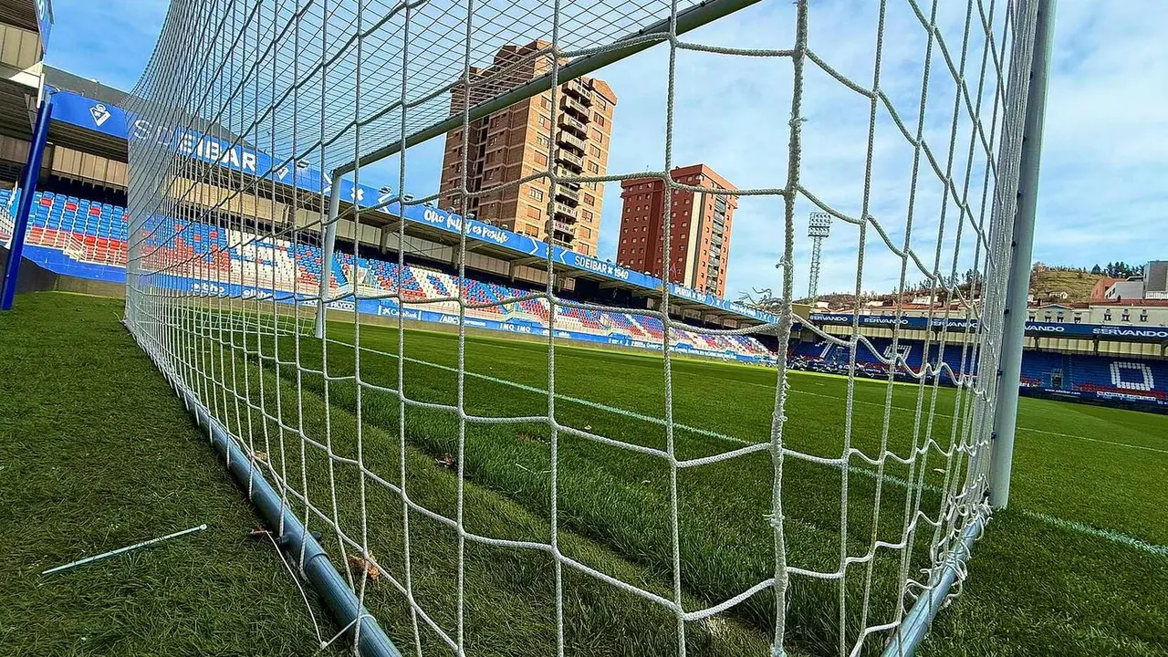 Todo dispuesto en Ipurúa para el duelo Éibar-Cultural.