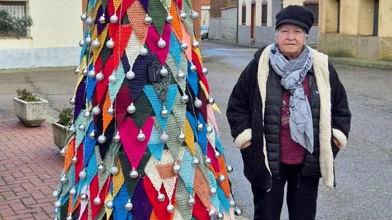 Concepción García Riol, vecina del pueblo leonés, cumple su sueño navideño tras medio año tejiendo en secreto un árbol único que ya ilumina la plaza mayor. Su hija Patrocinio y su amiga Encarna la ayudaron a levantarlo.