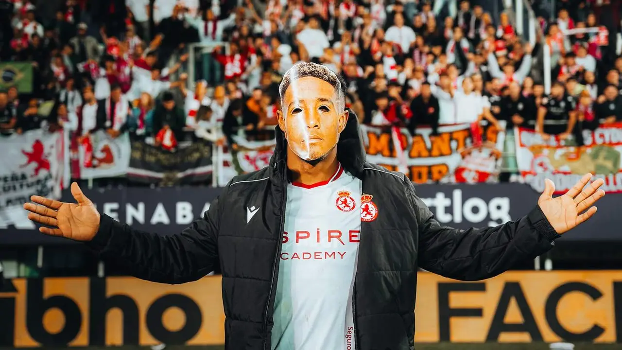 Ribeiro se pone una de las máscaras con su rostro que llenaron la grada de Ipurúa.