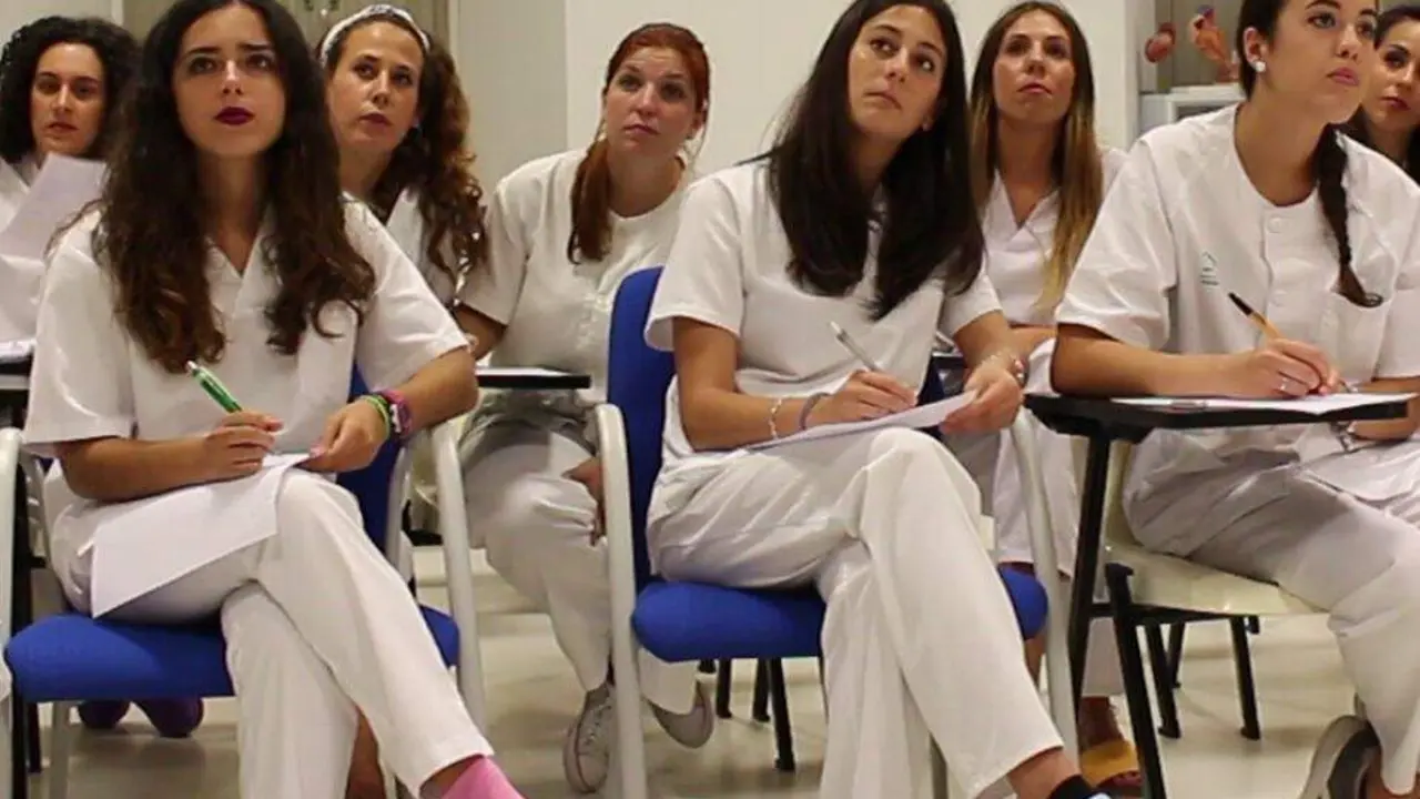 estudiantes-enfermeria-aula_noticia