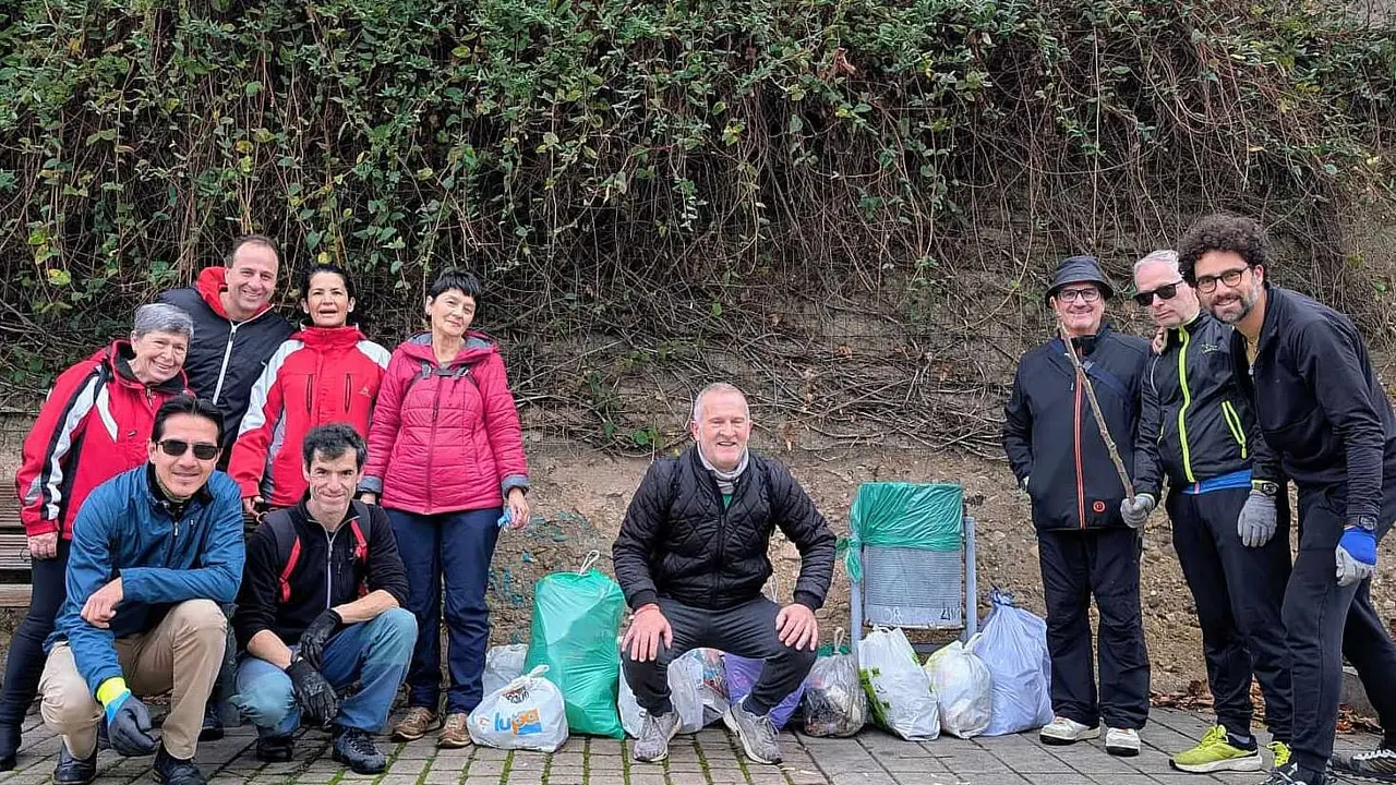 El colectivo Amigos del Mocho culminó este primer domingo de diciembre su última jornada anual de limpieza en las márgenes del río Bernesga, a su paso por la ciudad de León.