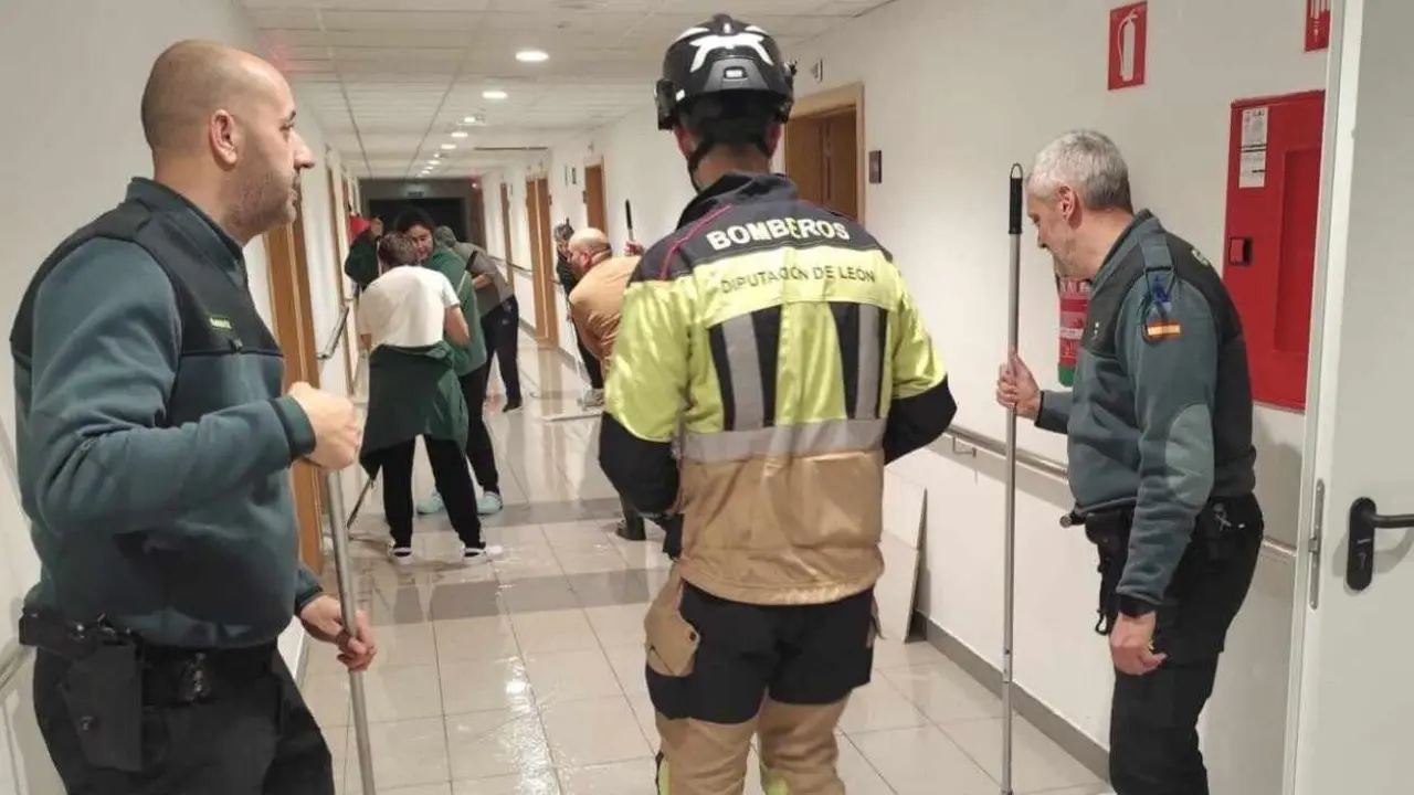 Efectivos de Bomberos y Guardia Civil, durante la intervención.