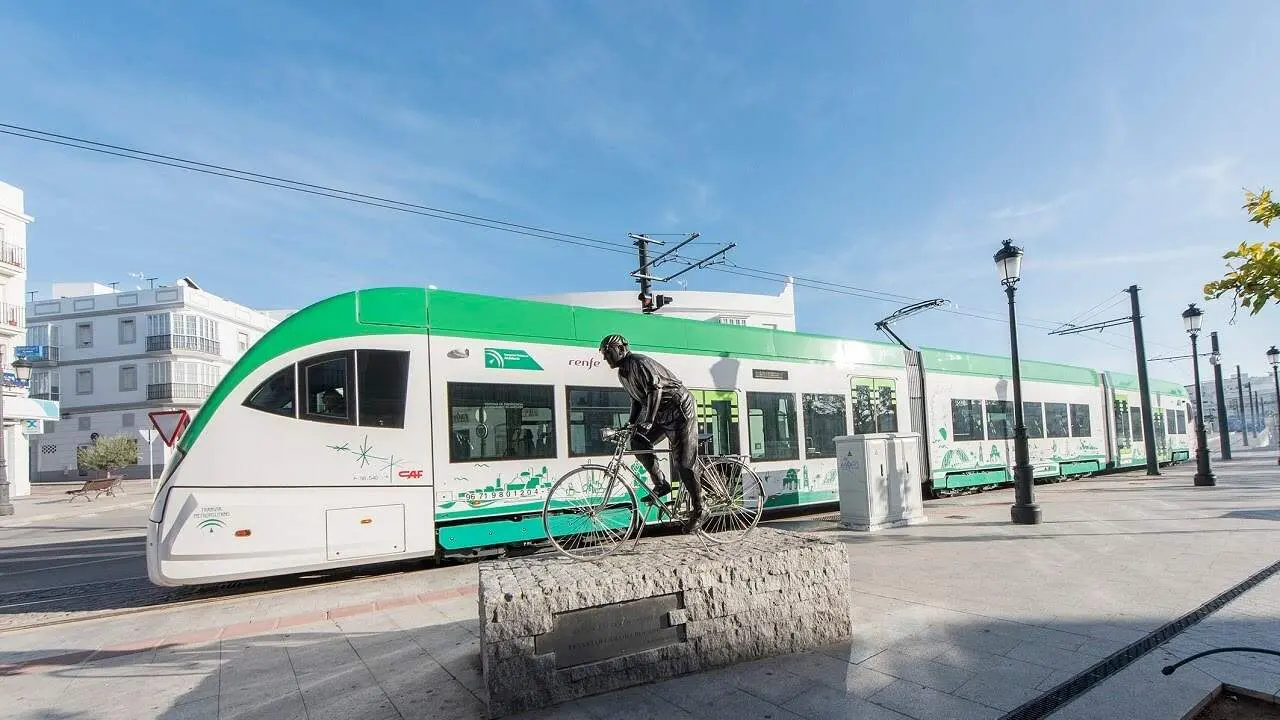 Tren tram de Cádiz, modelo que usa el tren tranvía de forma urbana y efectiva.