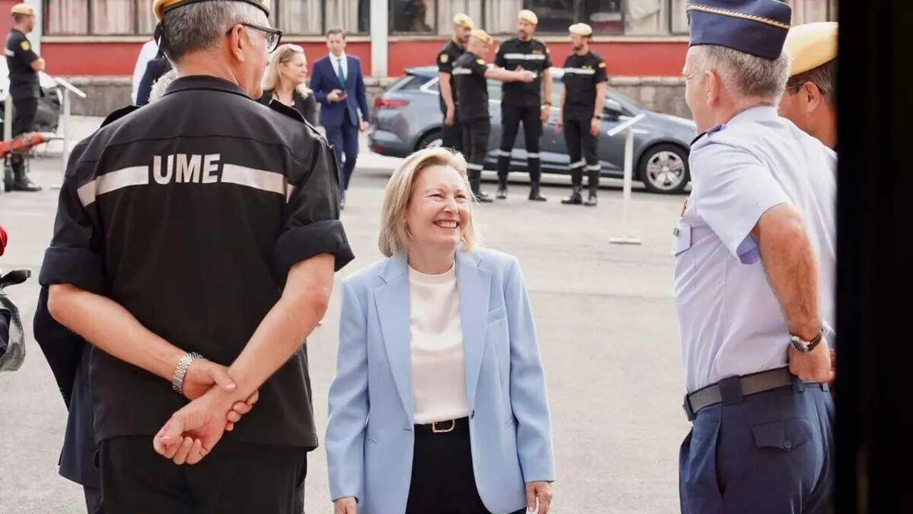 La secretaria de Estado de Defensa, Amparo Valcarce, en una imagen de archivo en la base de la UME en León.