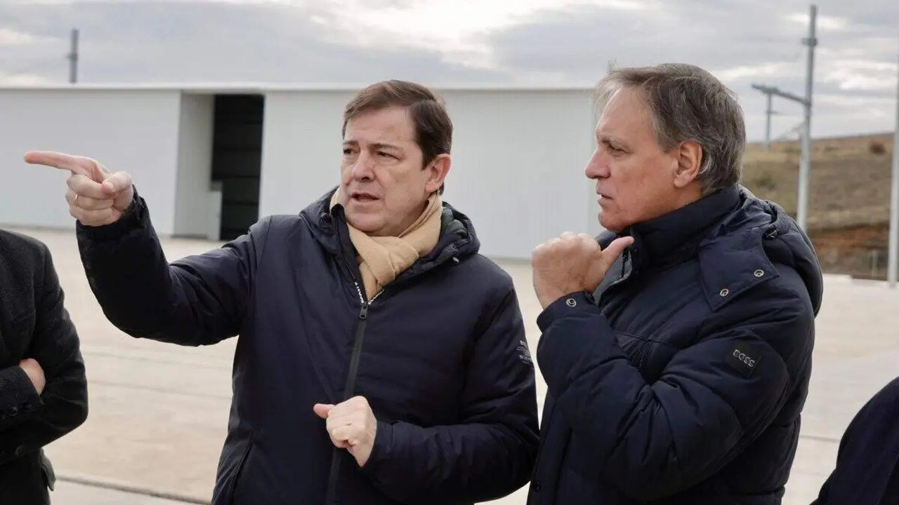 El presidente de la Junta de Castilla y León, Alfonso Fernández Mañueco, acompañado por el alcalde de Salamanca, Carlos García Carbayo, visitan las instalaciones de la Terminal Intermodal de Salamanca-Puerto Seco. Foto: David Arranz