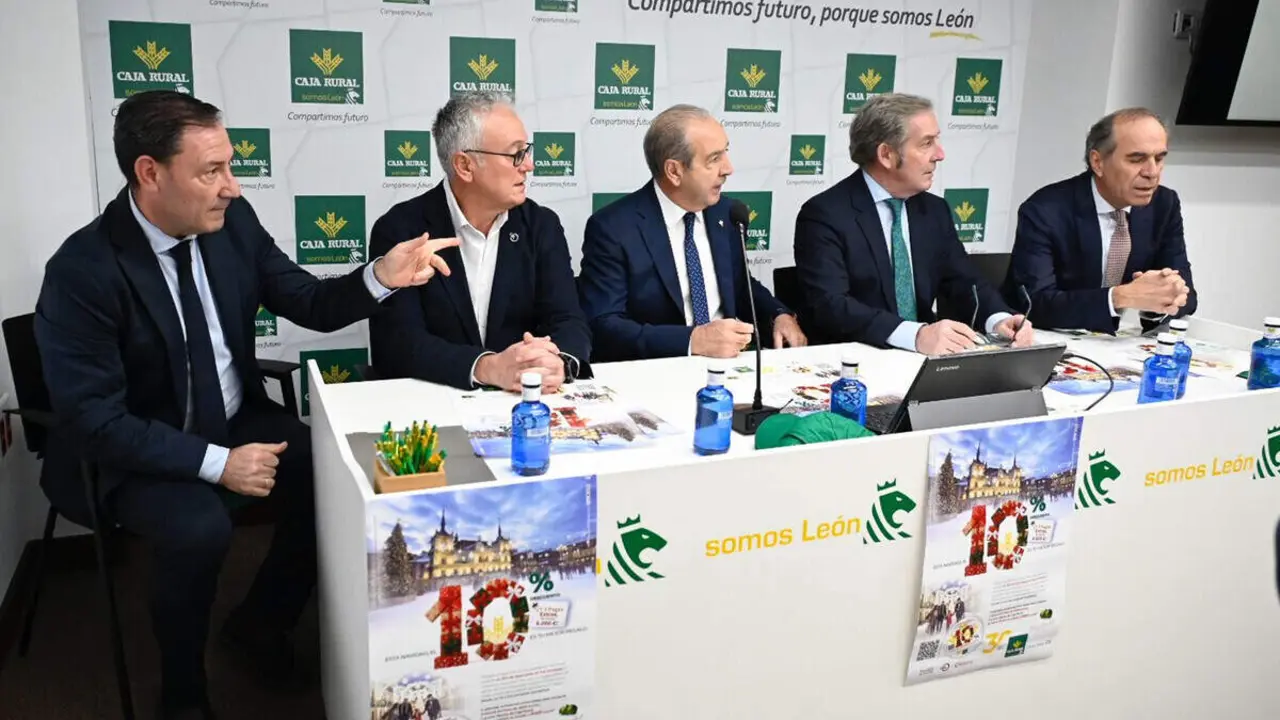 Representantes de Caja Rural y de organizaciones empresariales de León presentan la campaña navideña de descuento de la entidad