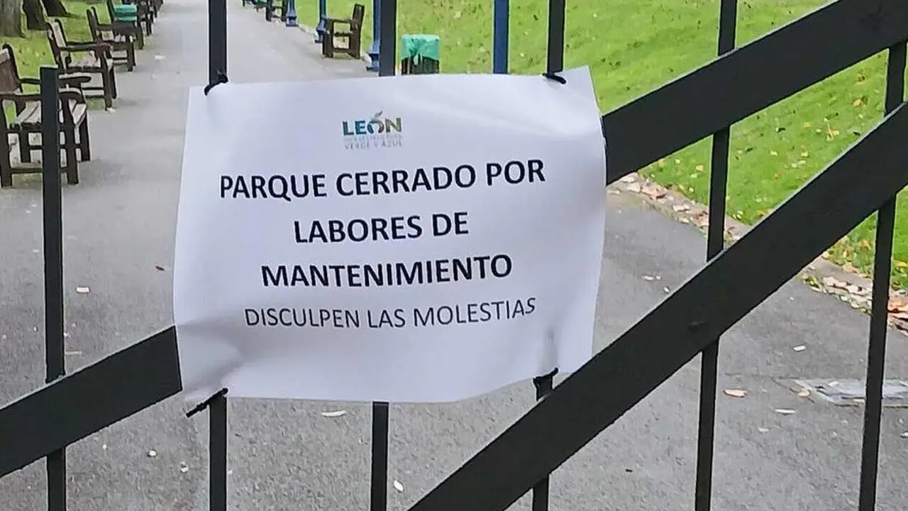 Imagen del cartel que anuncia el cierre de esta zona verde de la ciudad.