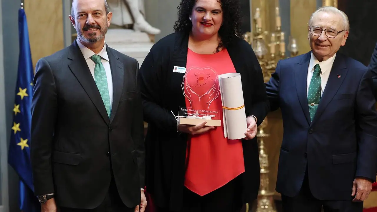 La concejala de Bienestar Social y Juventud del Ayuntamiento de León, Vera López, recoge el premio otorgado por la fundación Fundaspe para el fomento global de la donación altruista de España de manos del presidente del Senado Pedro Rollán, y del presidente de Fundaspe, el leonés Martín Manceñido. Foto: Juan Lázaro
