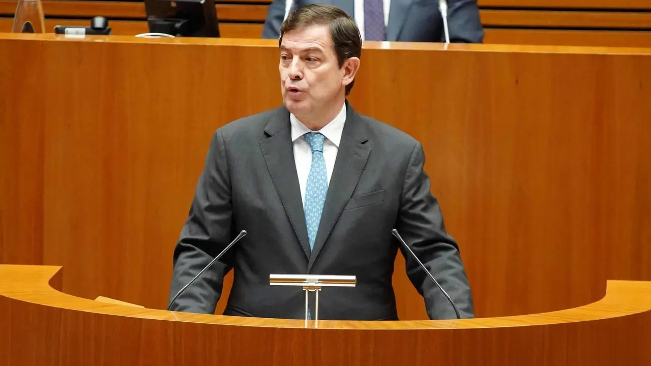 Fernández Mañueco durante el pleno de este martes.