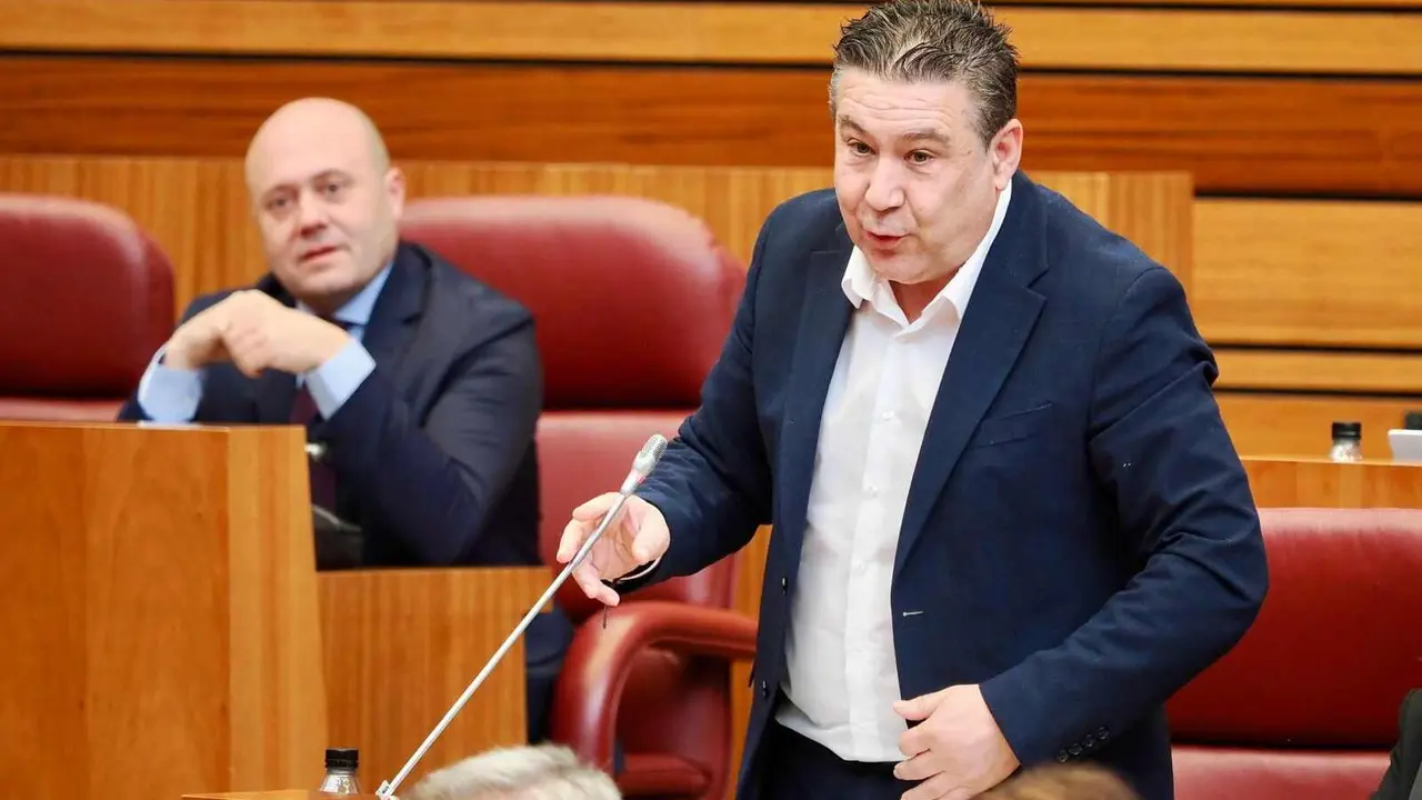 El portavoz de UPL, Luis Mariano Santos, durante el pleno de las Cortes.