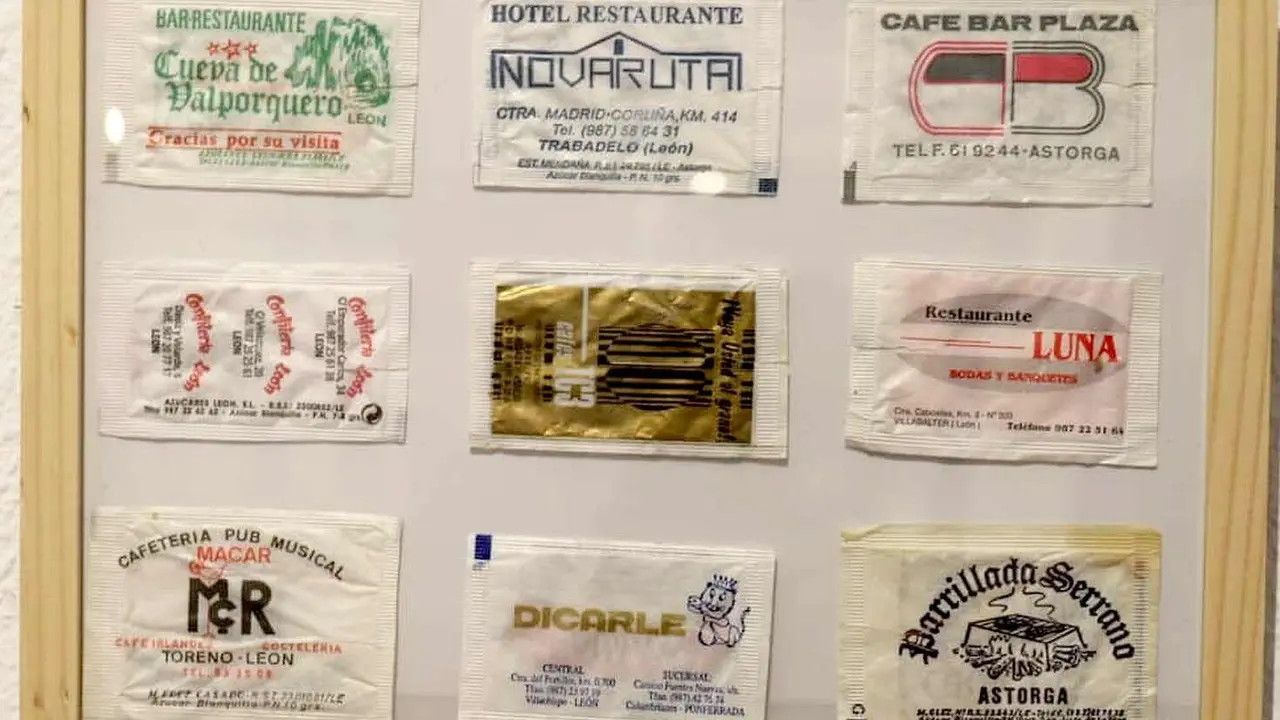 Daniel Pérez Rubio exhibe en Trobajo del Camino 400 sobres de azucarillos de una colección de más de 10.000 piezas, fruto de una afición iniciada en 1967 y ordenada durante el confinamiento. Fotos: Isaac Llamazares