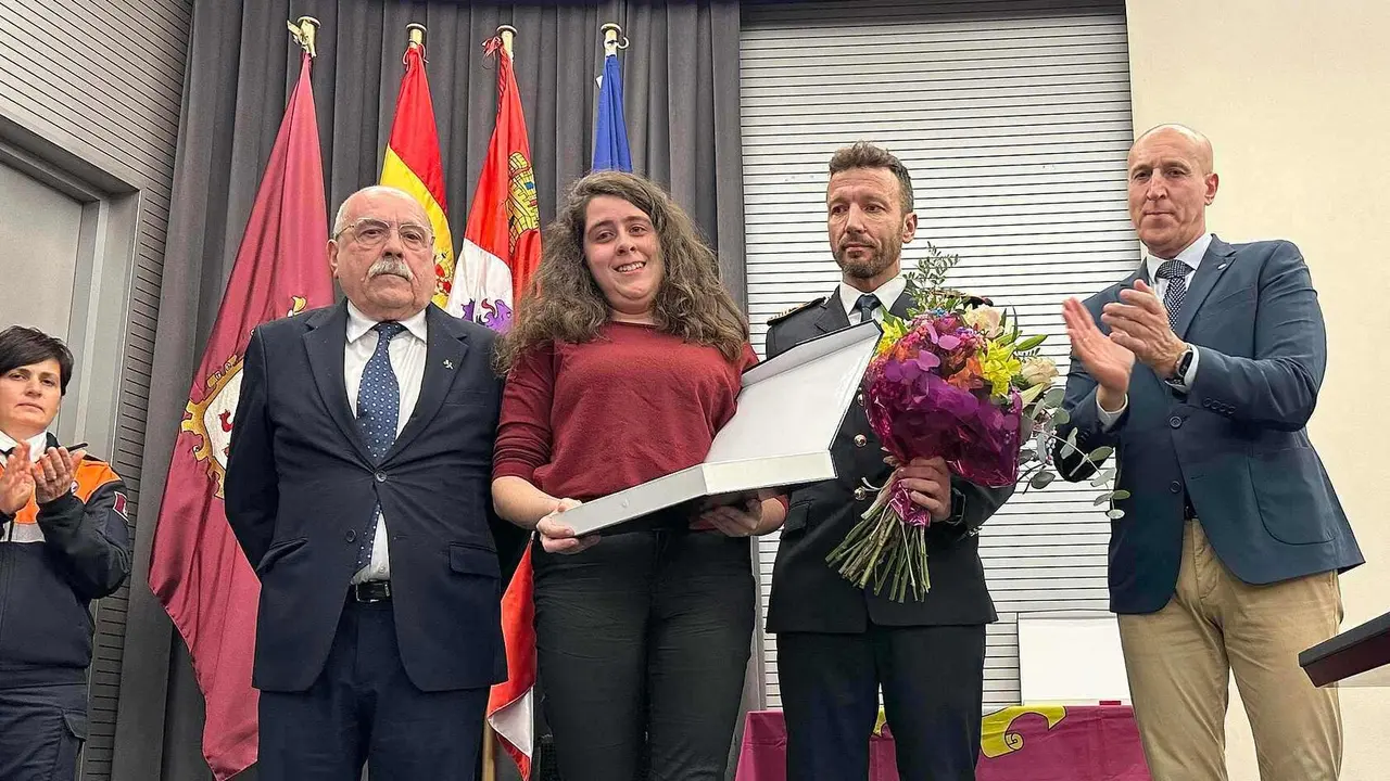 León honra a los voluntarios de Protección Civil y a la Unidad Familiar de la Policía Local. El Ayuntamiento reconoce la constancia, el altruismo y la colaboración en servicios esenciales, con medallas a voluntarios y un homenaje a la unidad especializada de la Policía Local.