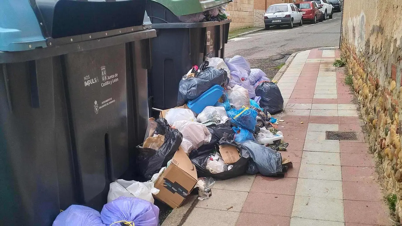 Imagen del estado de los contenedores de basura de San Andrés facilitadas por Centristas.