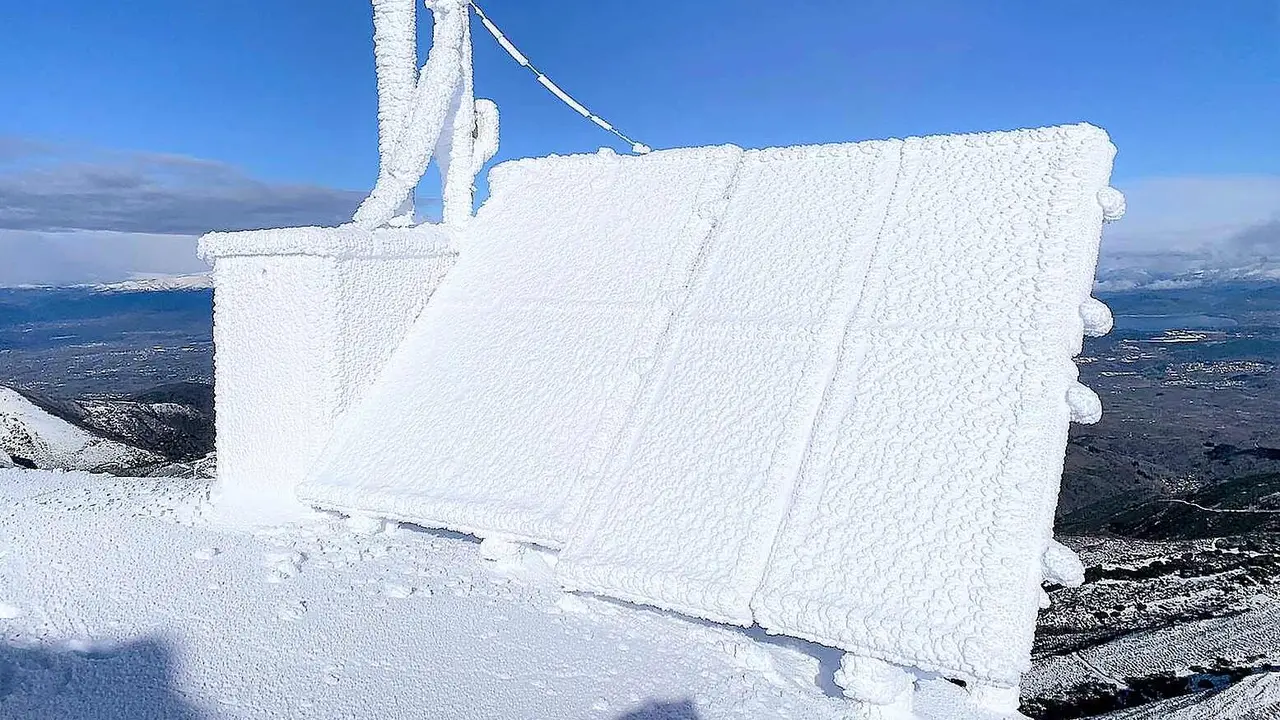 Imagen de las instalaciones en las que tuvo lugar el robo durante un temporal de nieve.