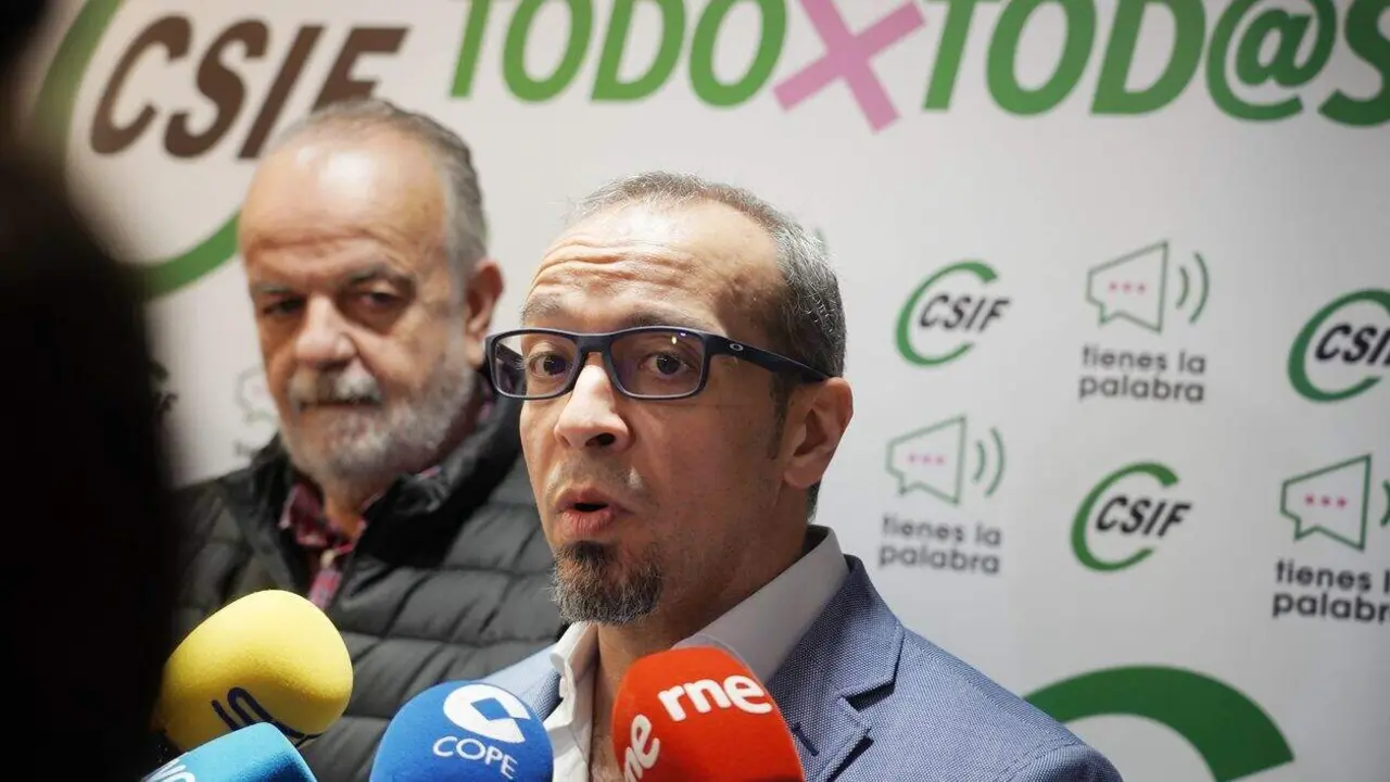 El presidente del sector nacional de Sanidad de CSIF, Fernando Hontangas, y el presidente del sector de CSIF en Castilla y León, Enrique Vega,  participan en una jornada autonómica de delegados de Sanidad para analizar la situación de los servicios sanitarios y de sus plantillas, y la negociación del nuevo Estatuto Marco