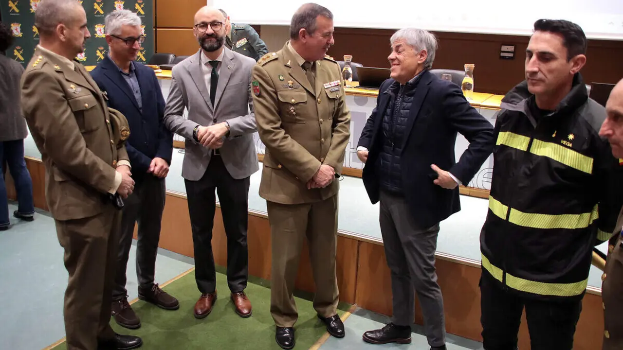 El vicerrector de Estudiantes, Cultura y Deportes, Diego Soto; el subdelegado del Gobierno en León, Héctor Alaiz Moretón, y el coronel jefe de la Comandancia de la Guardia Civil de León, Julio Andrés Gutiérrez Hernández, y el delegado territorial Eduardo Diego inauguran la segunda edición de las Jornadas de Seguridad Integran en Montaña