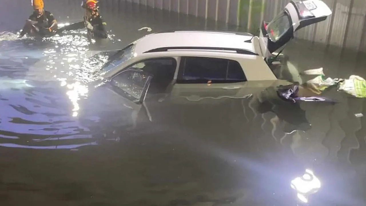 Momento en el que Bomberos de León procede al rescate del vehículo; su conductora, de 19 años, resultó ilesa.