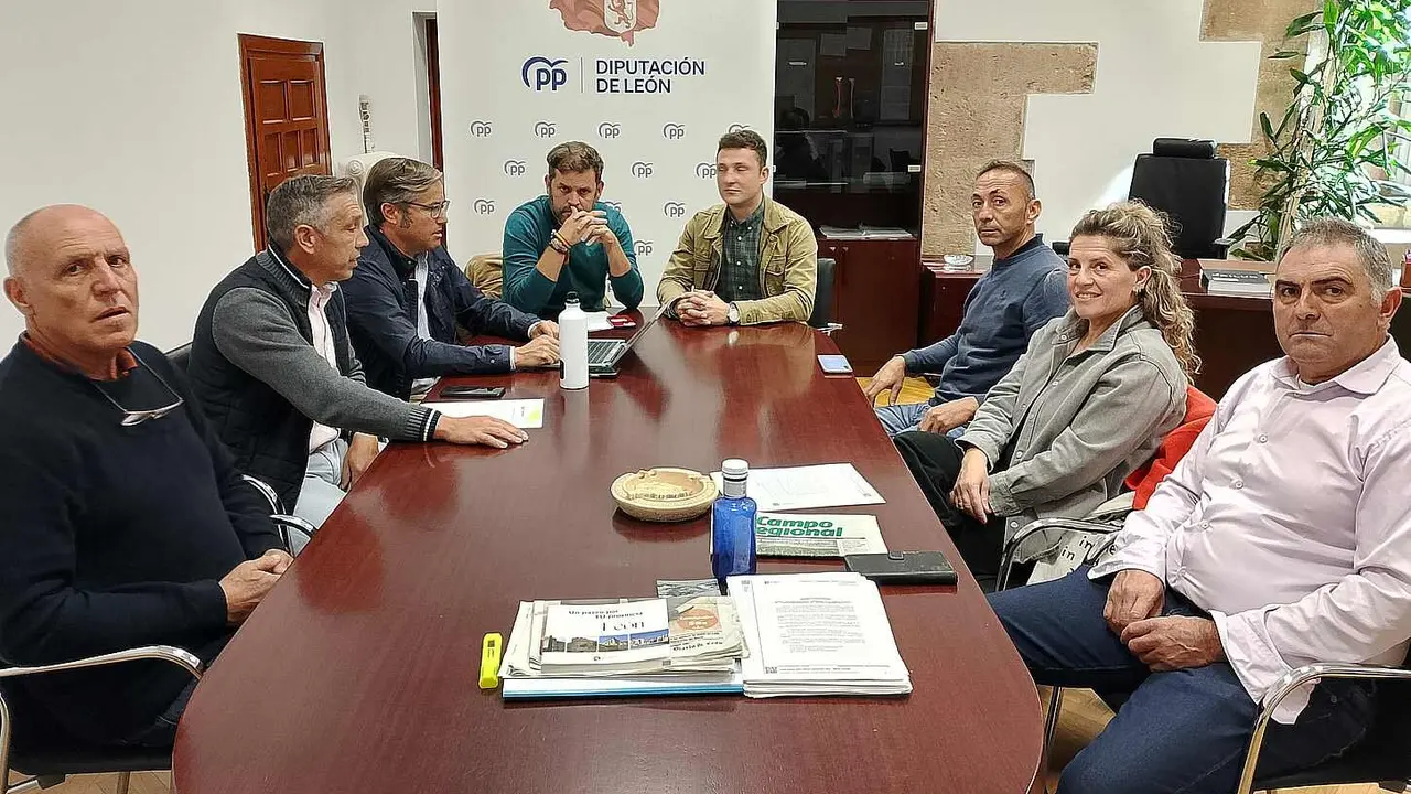 Reunión diputados raza Parda de Montaña y burro zamorano-leonés.