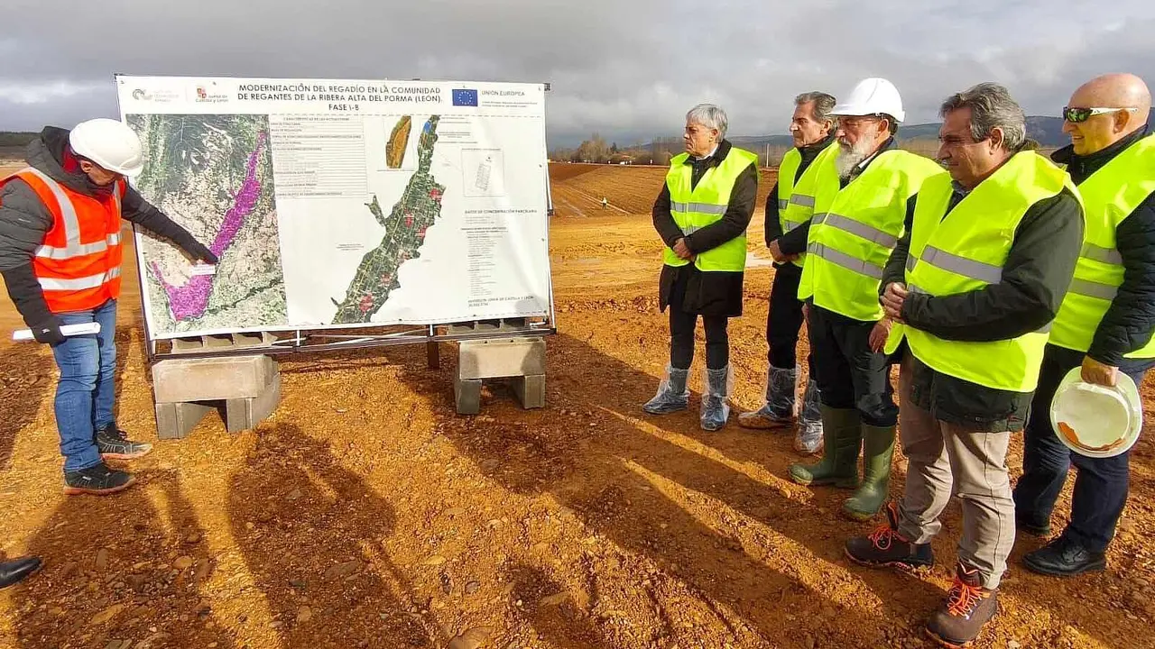 El director general del Instituto Tecnológico Agrario de Castilla y León (ITACyL), Rafal Sáez, acompañado por el delegado territorial de la Junta en León, Eduardo Diego, visitó esta mañana el estado de ejecución de las obras de modernización del regadío de la Ribera Alta del Porma.