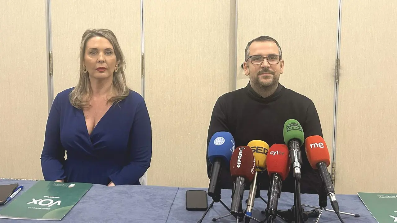 Los concejales de Vox en la capital berciana, Patricia González y Gerardo González, durante el desayuno informativo.
