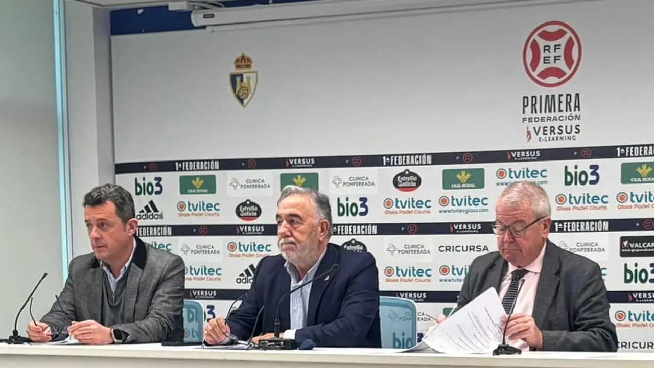 José Fernández Nieto, en el centro, durante la asamblea de la Ponferradina.