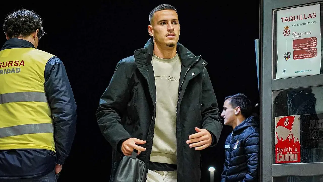 Barzic, a su llegada al Reino de Le&oacute;n para disputar un partido.