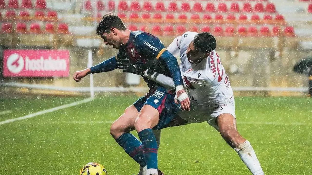 Intenso partido el disputado por la Cultural ante el Huesca en un Reino de León que vivió un 'diluvio' en algunos momentos del partido.