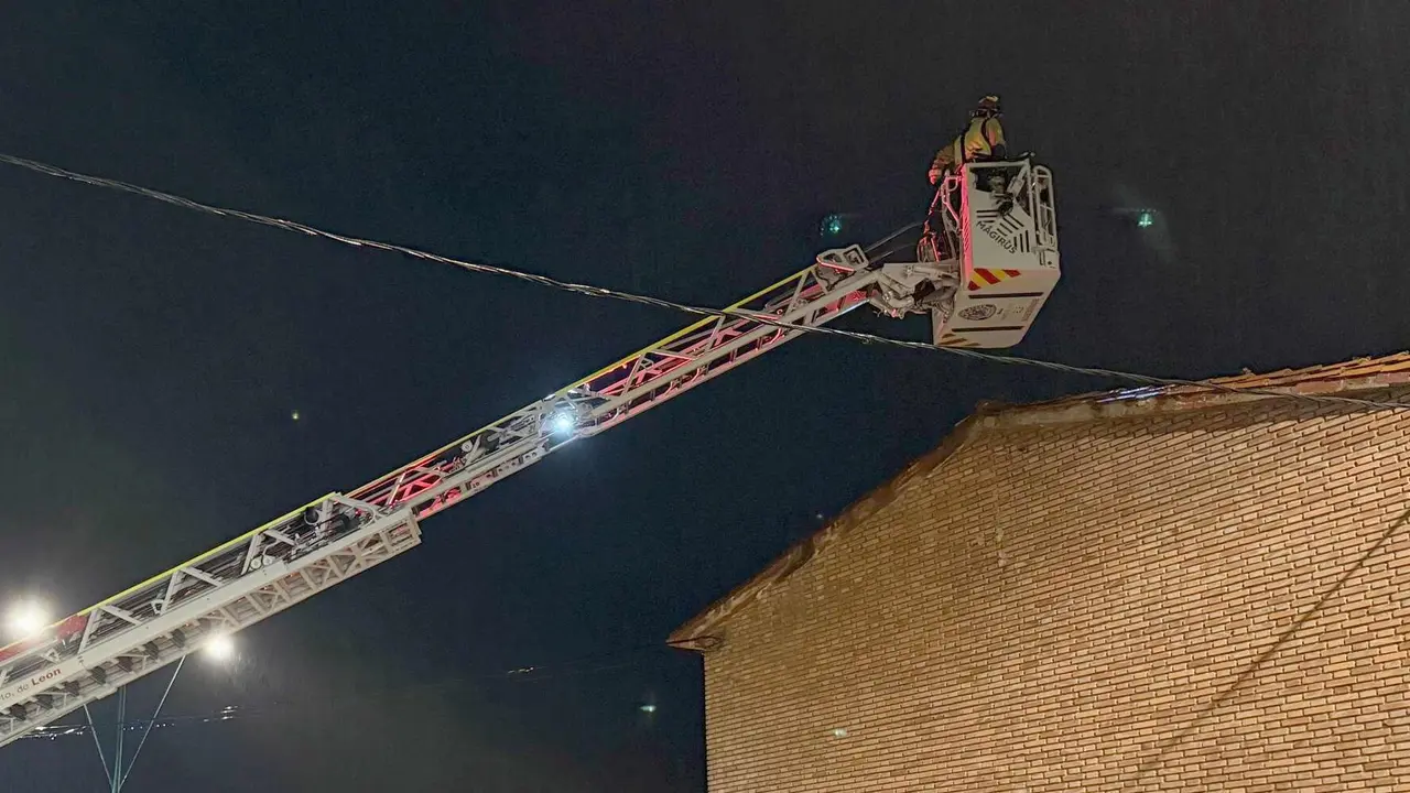 Efectivos de Bomberos en la zona en la que se detectaron los da&ntilde;os en el Colegio Trepalio.
