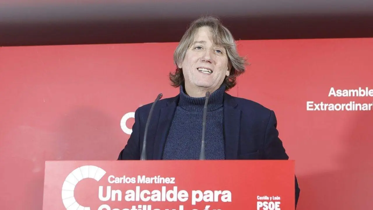 El secretario general del PSOE de Castilla y León y candidato a la Presidencia de la Junta, Carlos Martínez, intervienen ante la Asamblea local del PSOE de Soria.