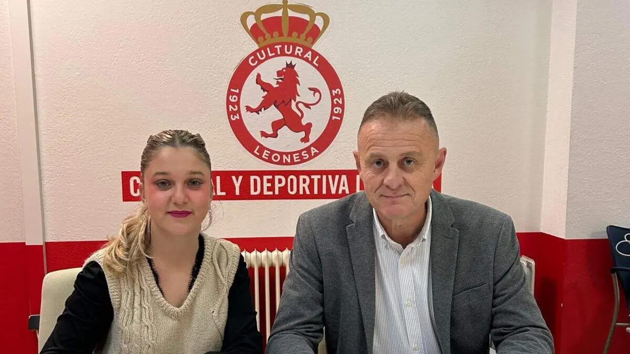 Nerea Luengos, en representación de Caja Rural, y Domingo Rodríguez Rodríguez, director Comercial de la Cultural y Deportiva Leonesa,