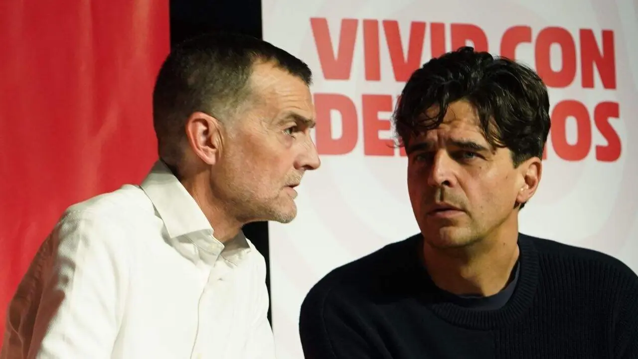 El coordinador federal de Izquierda Unida, Antonio Maíllo, participa en la jornada ‘Vivir con derechos: vivienda y cesta de la compra al alcance de todas’. Le acompañan la portavoz de Valladolid Toma La Palabra en el Ayuntamiento de Valladolid, Rocío Anguita, y el coordinador general de IU Castilla y León y candidato a la Presidencia de la Junta, Juan Gascón.