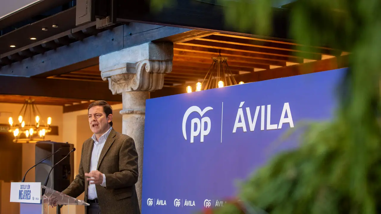 El presidente del Partido Popular de Castilla y León, Alfonso Fernández Mañueco, clausura en Ávila la Junta Directiva, junto al presidente del PP provincial, Carlos García, y la portavoz del Grupo Popular en el Senado, Alicia García.