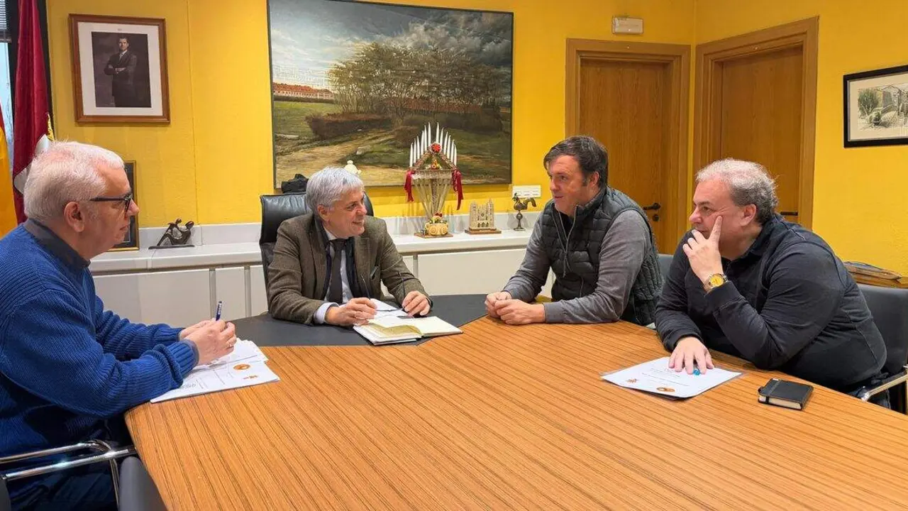 Reuni&oacute;n con representantes de la Tuna Universitaria de Le&oacute;n 1