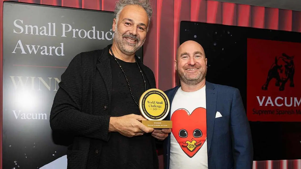 Jos&eacute; Rosell, CEO de Vacum, en el momento de recibir su galard&oacute;n.