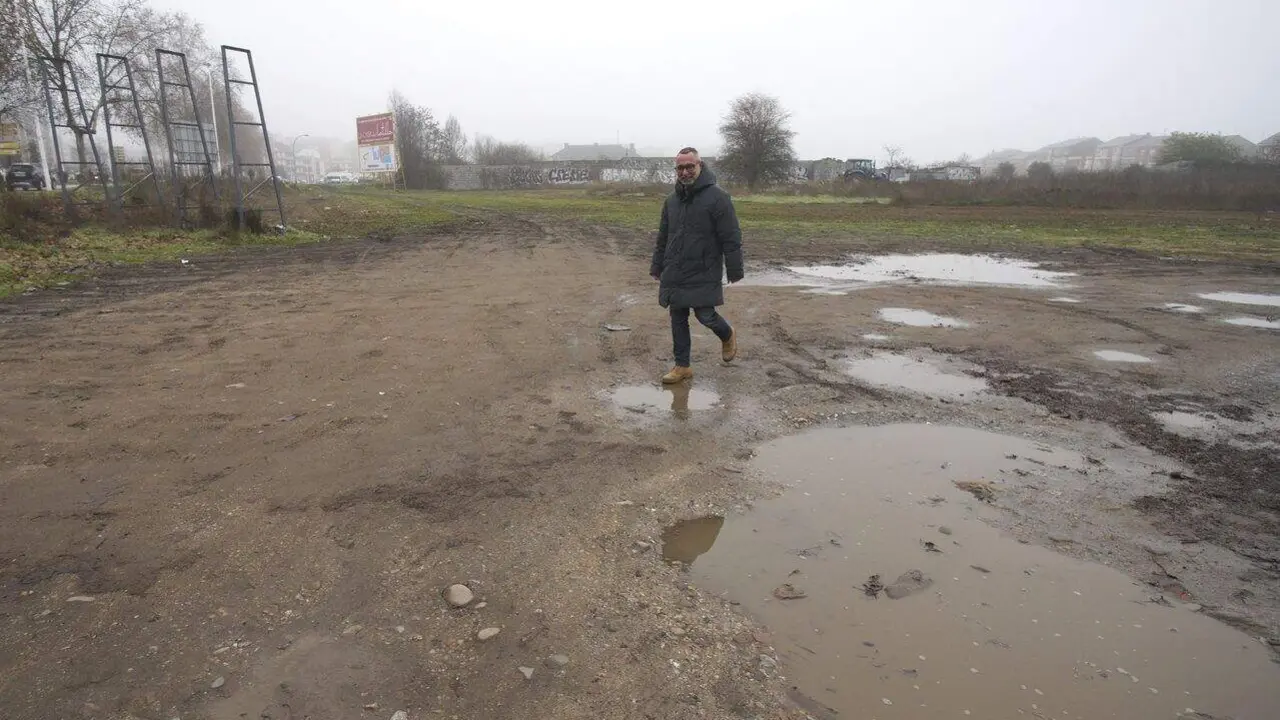 El concejal de Urbanismo de Ponferrada, Carlos Cortina, durante la presentaci&oacute;n de las obras de adecuaci&oacute;n en el entorno de Cruz de Miranda