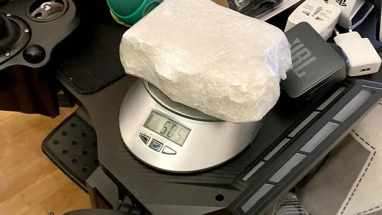 Imagen de parte del material y droga incautados por los agentes de la Polic&iacute;a Nacional.