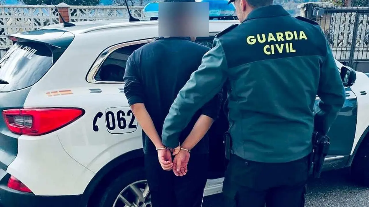 El pasado 15 de diciembre de 2025, agentes del Puesto de Villafranca del Bierzo (Le&oacute;n) detuvieron a 'El Truh&aacute;n', un estafador hist&oacute;rico con tres &oacute;rdenes de detenci&oacute;n vigentes y cinco de averiguaci&oacute;n de domicilio, tras esclarecer un delito de simulaci&oacute;n de hurto de dos terminales.