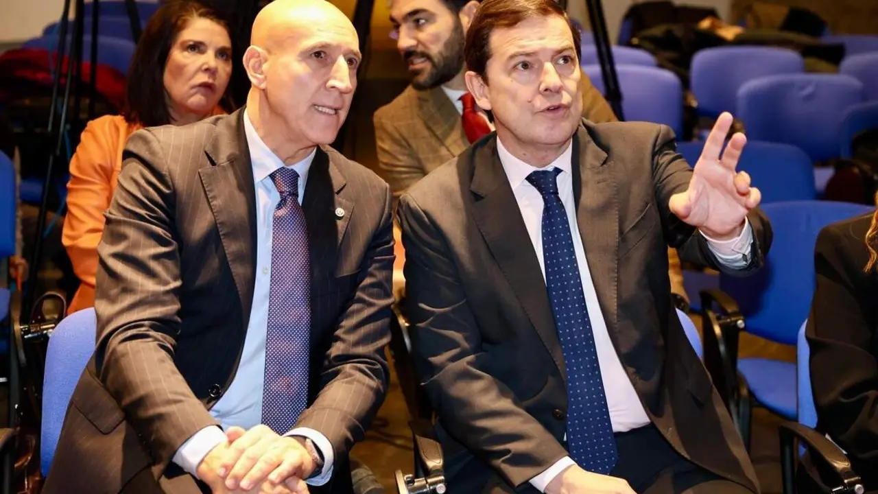 El presidente de la Junta de Castilla y Le&oacute;n, Alfonso Fern&aacute;ndez Ma&ntilde;ueco, firma un protocolo de colaboraci&oacute;n con el Ayuntamiento de Le&oacute;n.