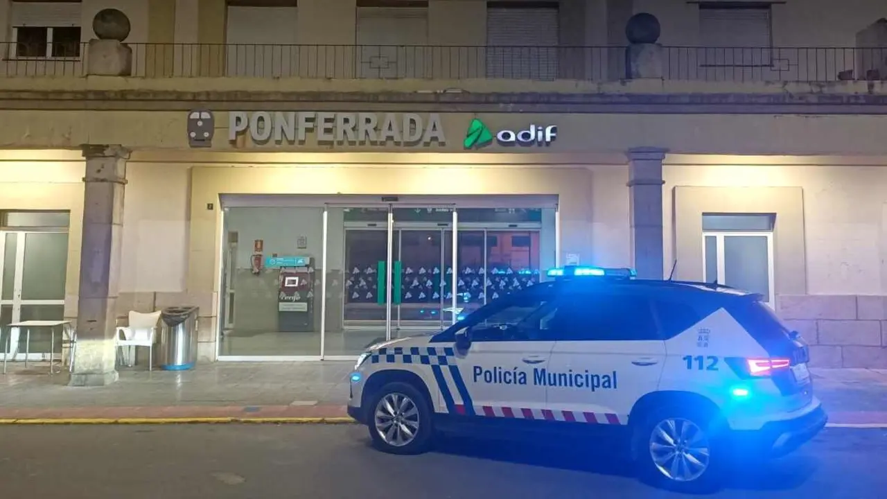Efectivos de la Polic&iacute;a Municipal Ponferrada durante una intervenci&oacute;n.