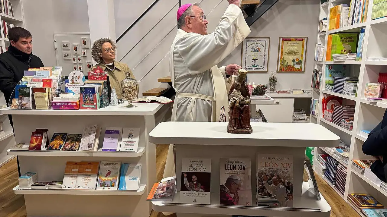 El obispo de Le&oacute;n bendice la apertura de la Librer&iacute;a Diocesana.