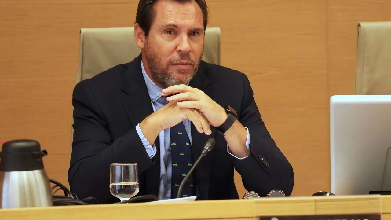 El ministro de Transportes y Molidad Sostenible, &Oacute;scar Puente durante su comparecencia en el Congreso de los Diputados, para informar sobre los problemas recientes en el sistema ferroviario espa&ntilde;ol.