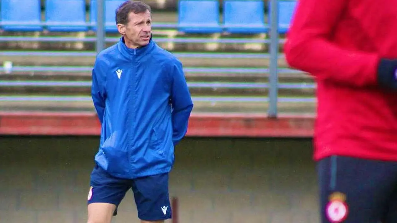 'Cuco' Ziganda, durante un entrenamiento de la Cultural y Deportiva Leonesa.