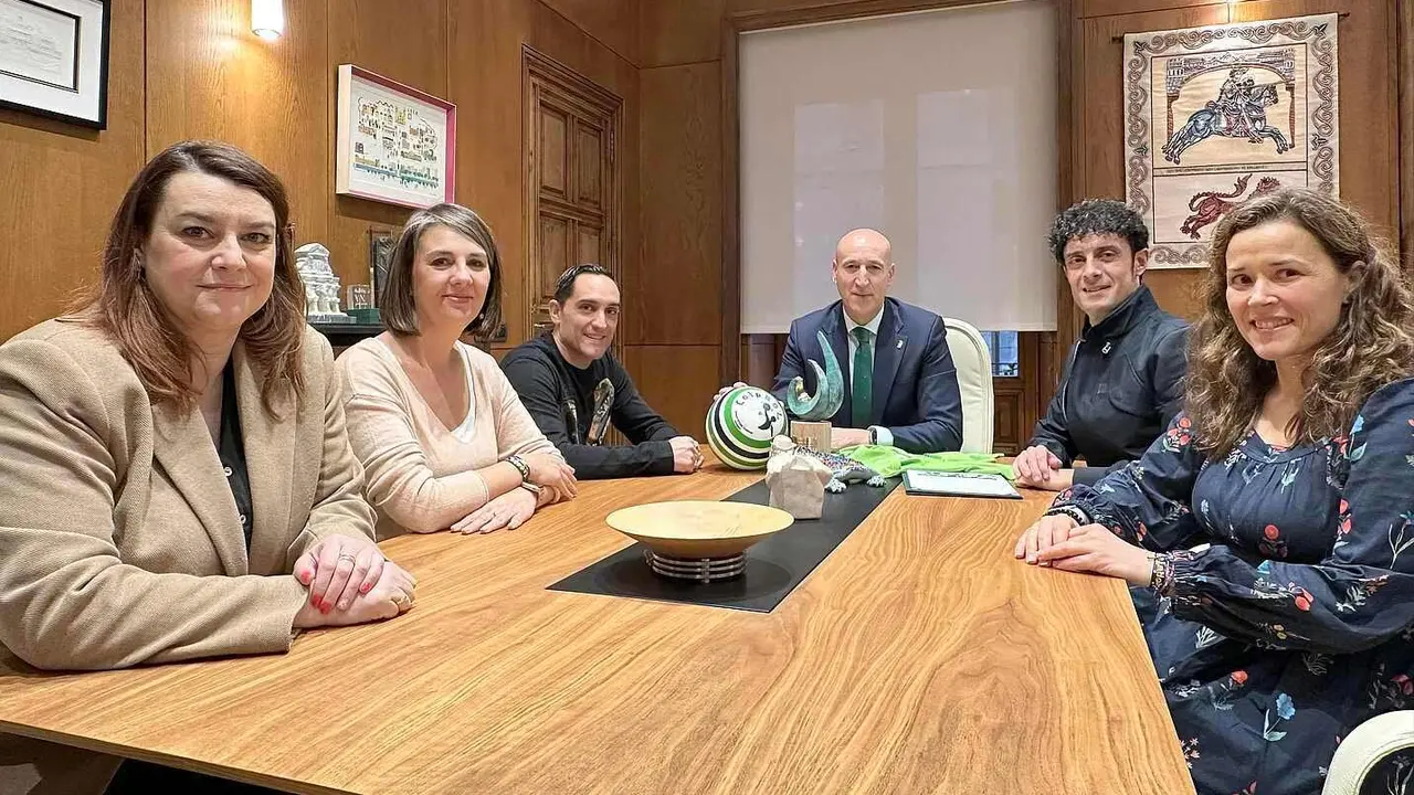 Representantes del CEIP Lope de Vega durante el encuentro con el alcalde de Le&oacute;n, Jos&eacute; Antonio Diez.