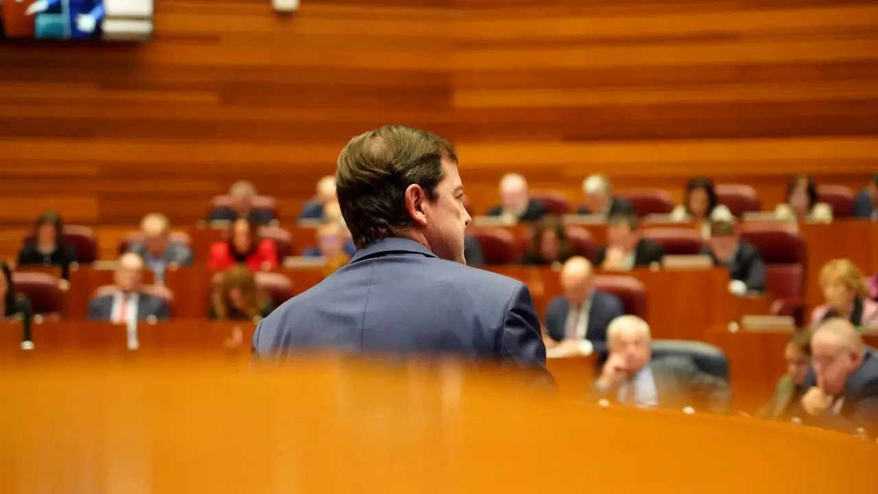 El presidente de la Junta, Alfonso Fern&aacute;ndez Ma&ntilde;ueco, asegur&oacute; hoy que llega al final del mandato con los deberes hechos en un pleno en el que la oposici&oacute;n de forma coral le afe&oacute; su gesti&oacute;n. Fotos: Leticia P&eacute;rez