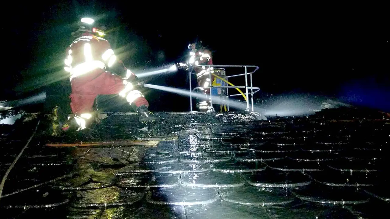 Efectivos del Sepeis, durante la intervenci&oacute;n en altura en el lugar del incendio.