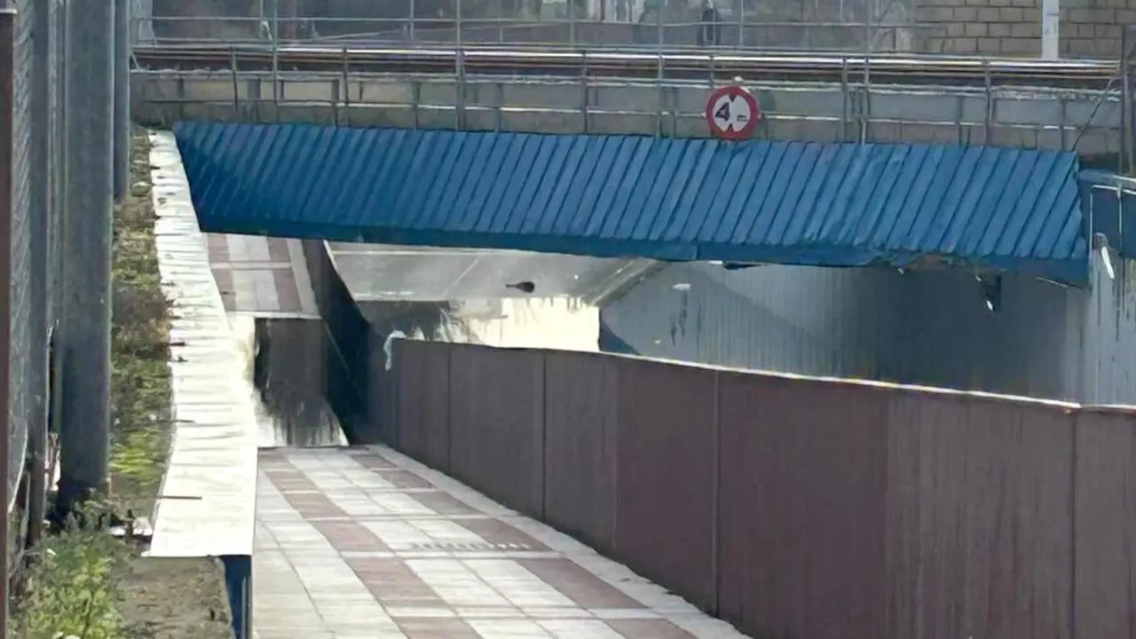 Imagen del paso subterr&aacute;neo de El Pr&iacute;ncipe y ya inundado por completo impidiendo el paso tanto de veh&iacute;culos como de peatones.