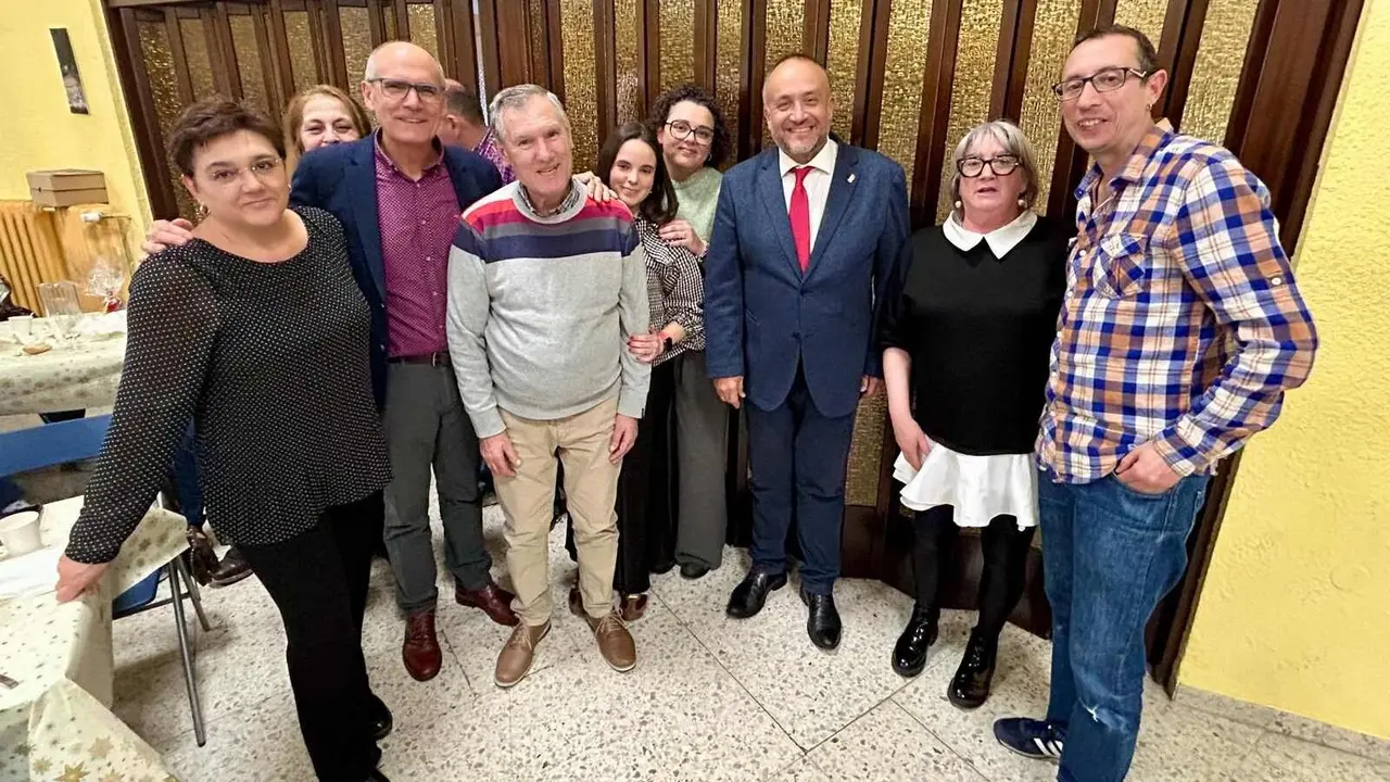 El presidente de la Diputaci&oacute;n, Gerardo &Aacute;lvarez Courel, acompa&ntilde;ado por el diputado de Derechos Sociales, Francisco Javier &Aacute;lvarez, y el diputado de Contrataci&oacute;n y Desarrollo Econ&oacute;mico, Jos&eacute; Pellitero, visit&oacute; este mi&eacute;rcoles el centro Cosamai, en Astorga, dentro de la ronda navide&ntilde;a por los centros asistenciales de titularidad provincial.