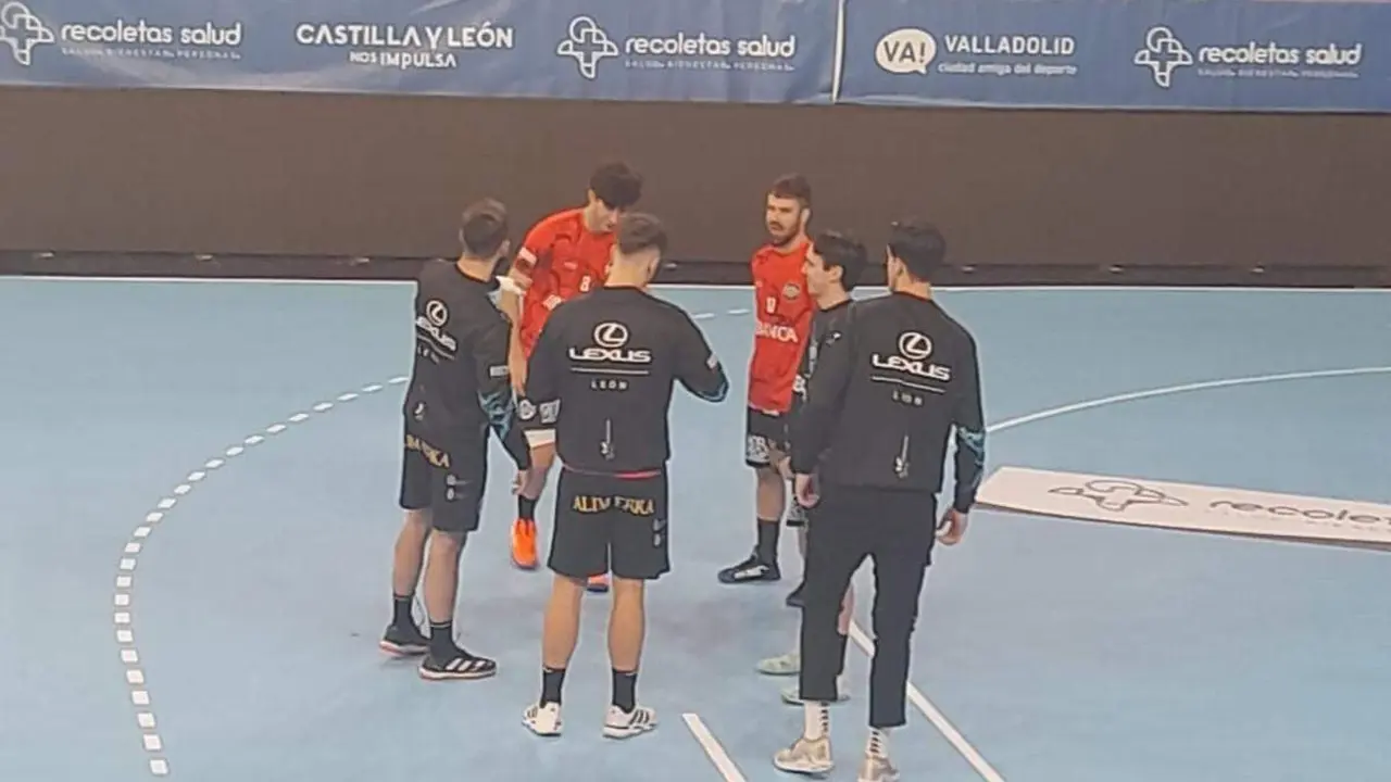 Varios jugadores del Ademar, este mi&eacute;rcoles en Valladolid. Foto: Ademar