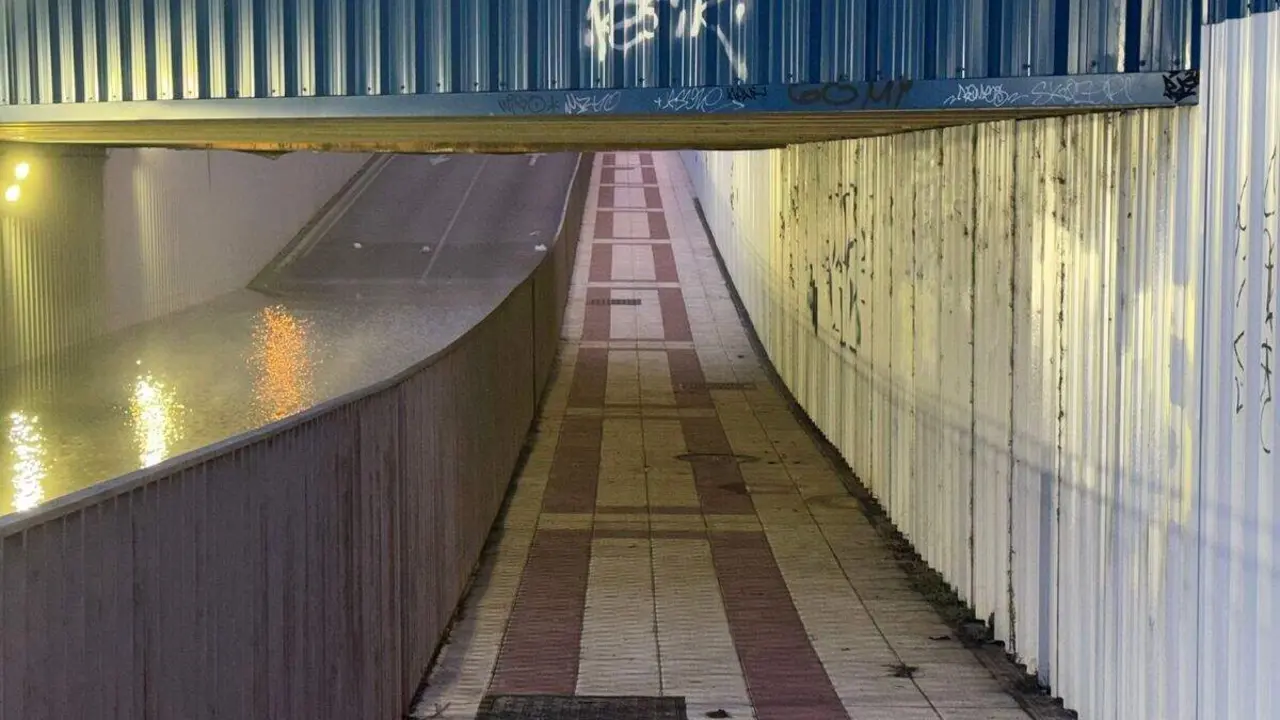 Reapertura del paso peatonal del t&uacute;nel del Pr&iacute;ncipe de San Andr&eacute;s. A la izquierda, el agua acumulada que hace imposible el paso del tr&aacute;fico rodado. Foto: Ayto. San Andr&eacute;s.