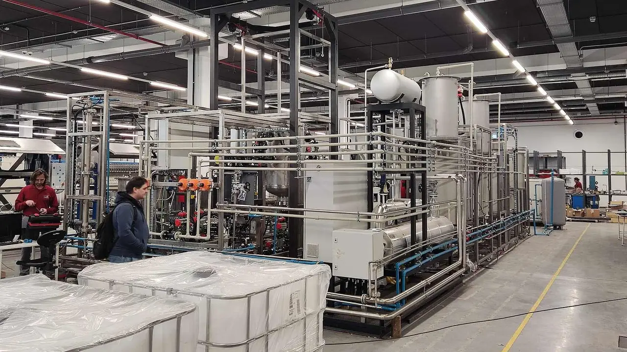 Vista general de la planta piloto durante su fase final de montaje